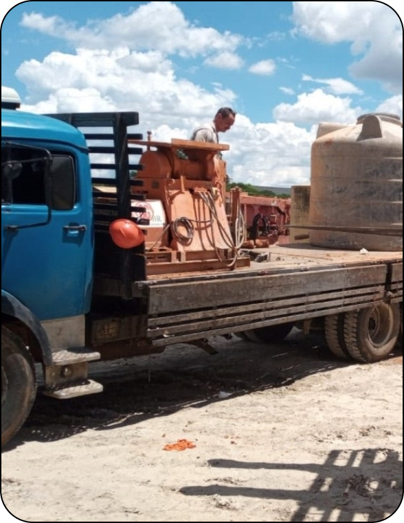 Caminhão transportando Material da Empresa CGC Geotecnia